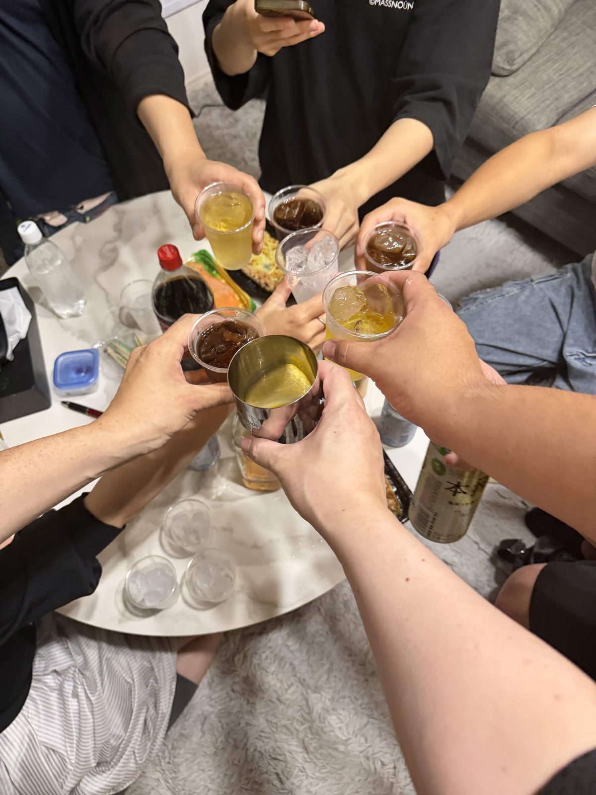 オフ会で乾杯するメンバー（顔はモザイク処理済み）