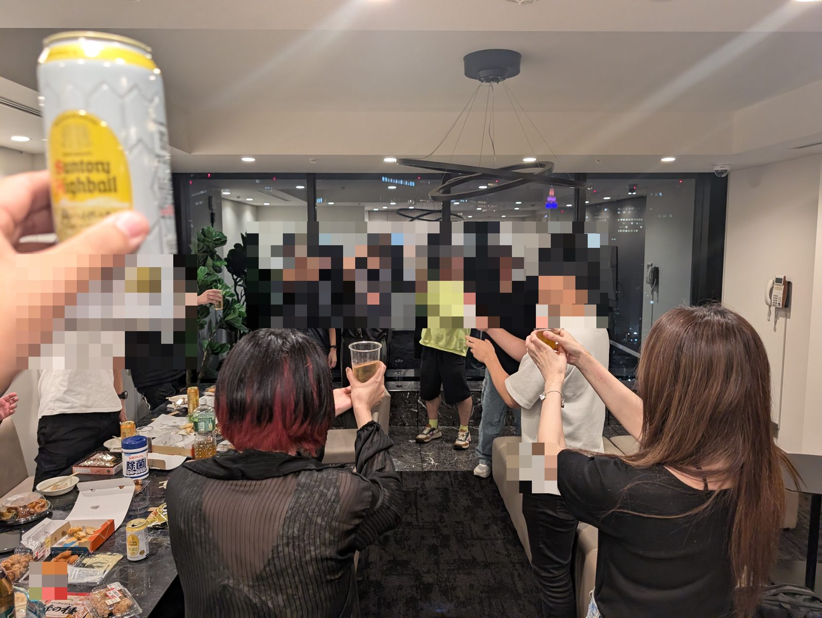 第2回オフ会の乾杯（顔はモザイク処理済み）