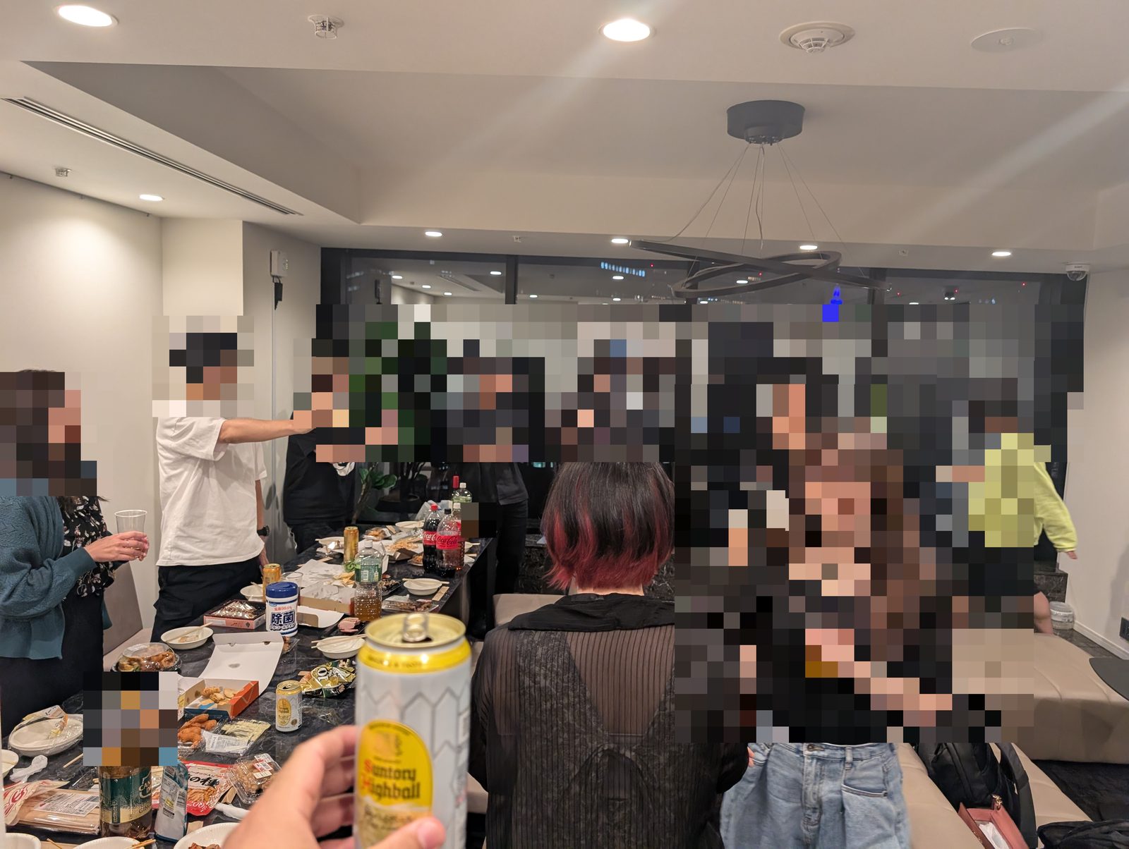 オフ会で歓談するメンバー（顔はモザイク処理済み）